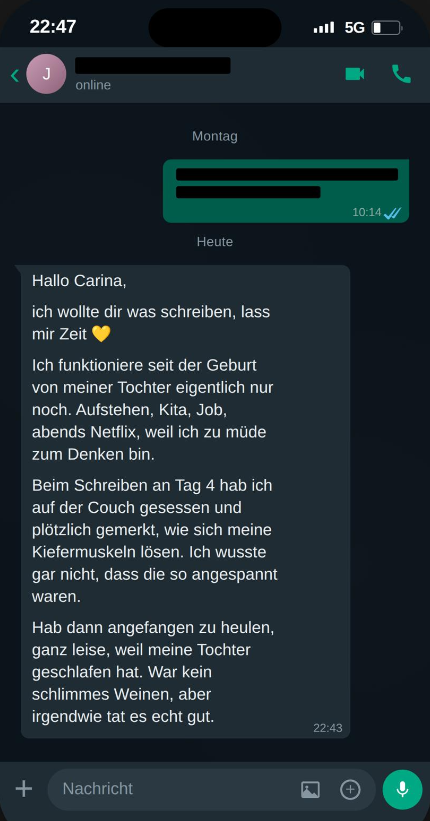 WhatsApp-Nachricht: 'Ich funktioniere seit der Geburt meiner Tochter eigentlich nur noch... Beim Schreiben an Tag 4 hab ich gemerkt, wie sich meine Kiefermuskeln lösen.'